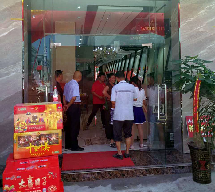 2017年7月12日,安徽叶集金寨彩旗飘扬,锣鼓齐响、人声鼎沸。来自金寨数百名业主齐聚活动现场,共同见证陶瓷一线品牌金艾陶瓷砖叶集店的盛大开业。