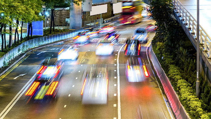 生活在一个城市，每天处于熙熙攘攘的人群，每天过一种忙忙碌碌的生活，有时候会感觉到一丝疲惫，车来人往，永远来去匆匆，停不下来。快节奏让我们来不及享受须臾的趣乐时光。