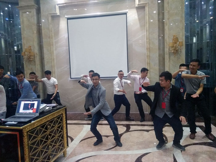 2017年11月2日晚，生命不息，学习不止金艾陶法定学习日，11月全公司人员学习会圆满结束，一起分享《干法》，乐于工作，开心生活，即使在苦难中，只要拼命工作，就能带来不可思议的好运。过好每一天，就是成功之道！