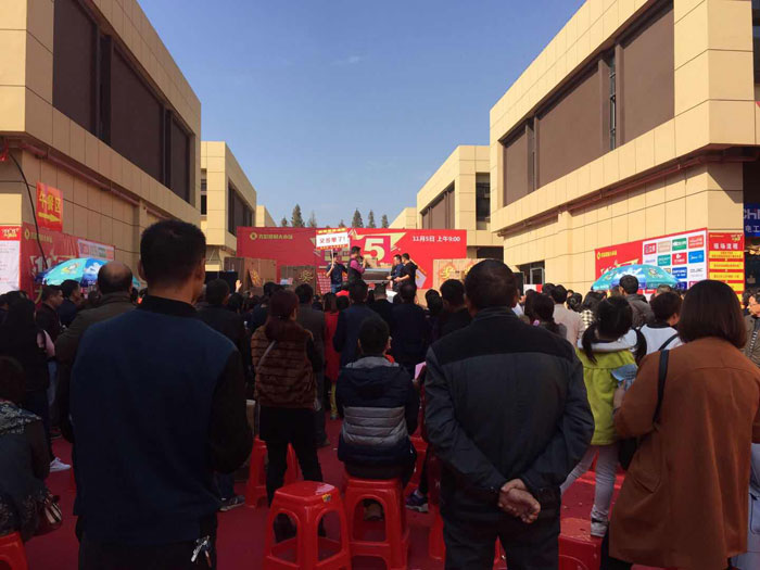 2017年11月5日，百盟光彩建材大市场邀约30家品牌商家联合举办了本次的家居建材团购会，参加活动的消费者将现场的氛围不断推向高潮，金艾陶瓷砖品牌展位无论人气、销售都取得空前成功，彰显品牌大气风范。