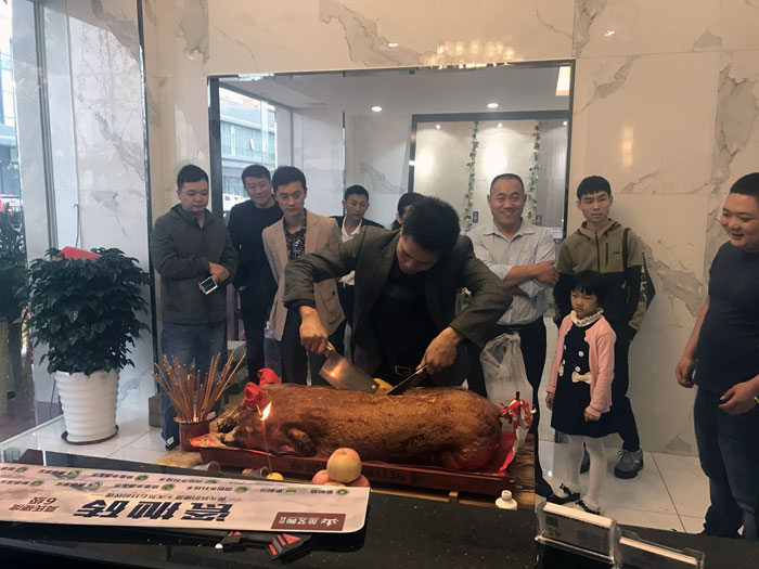 金艾陶瓷砖品牌作为陶瓷一线品牌,近年来不断的推出爆款新品,受到众多消费者的喜爱。2017年11月19日,一群朝气蓬勃的金艾陶人正在紧张有序的忙碌着,为金艾陶中山古镇店即将开始的开业典礼做最后的准备。 上午10点28分,锣鼓喧天,掌声震动,金艾陶中山古镇专卖店迎来了盛大开业的良辰吉时。?